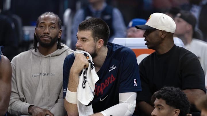 Oct 17, 2025; San Francisco, California, USA; Los Angeles Clippers forward Kawhi Leonard (left) chats with teammates Ivica Zubac (40) and Chris Paul on the bench during the first quarter against the Golden State Warriors at Chase Center. Mandatory Credit: D. Ross Cameron-Imagn Images Oct 17, 2025; San Francisco, California, USA; Los Angeles Clippers forward Kawhi Leonard (left) chats with teammates Ivica Zubac (40) and Chris Paul on the bench during the first quarter against the Golden State Warriors at Chase Center. Mandatory Credit: D. Ross Cameron-Imagn Images
