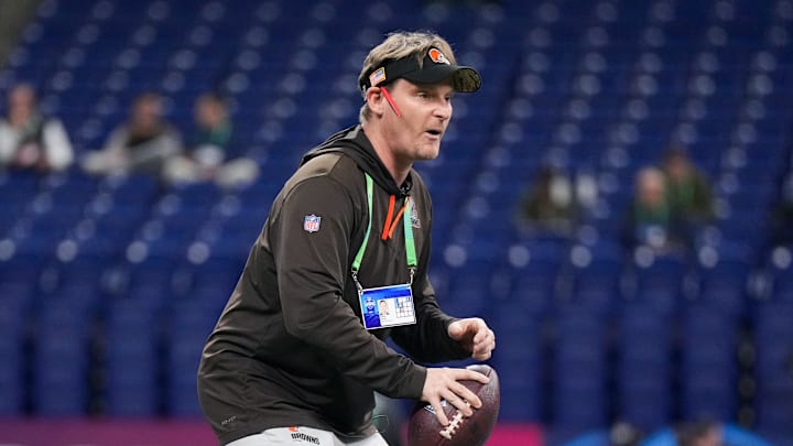 Mar 2, 2023; Indianapolis, IN, USA; Cleveland Browns linebackers coach Jason Tarver participates in drills during the NFL Combine at Lucas Oil Stadium. Mandatory Credit: Kirby Lee-Imagn Images Mar 2, 2023; Indianapolis, IN, USA; Cleveland Browns linebackers coach Jason Tarver participates in drills during the NFL Combine at Lucas Oil Stadium. Mandatory Credit: Kirby Lee-Imagn Images