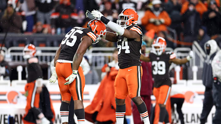 Myles Garrett, Ogbo Okoronkwo: Pittsburgh Steelers v Cleveland Browns