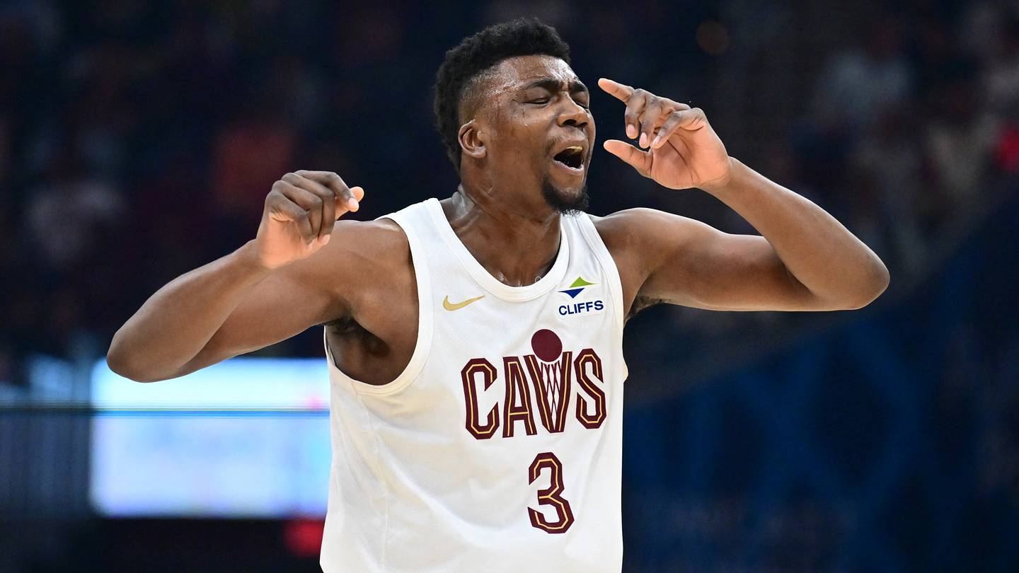 Thomas Bryant in azione durante un match dei Cavs, mostrando energia e determinazione