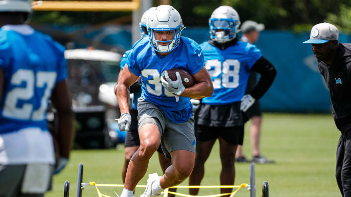 Detroit Lions running back Sione Vaki (33) practices during mini camp at Detroit Lions headquarters and practice facility in Allen Park on Tuesday, June 4, 2024.