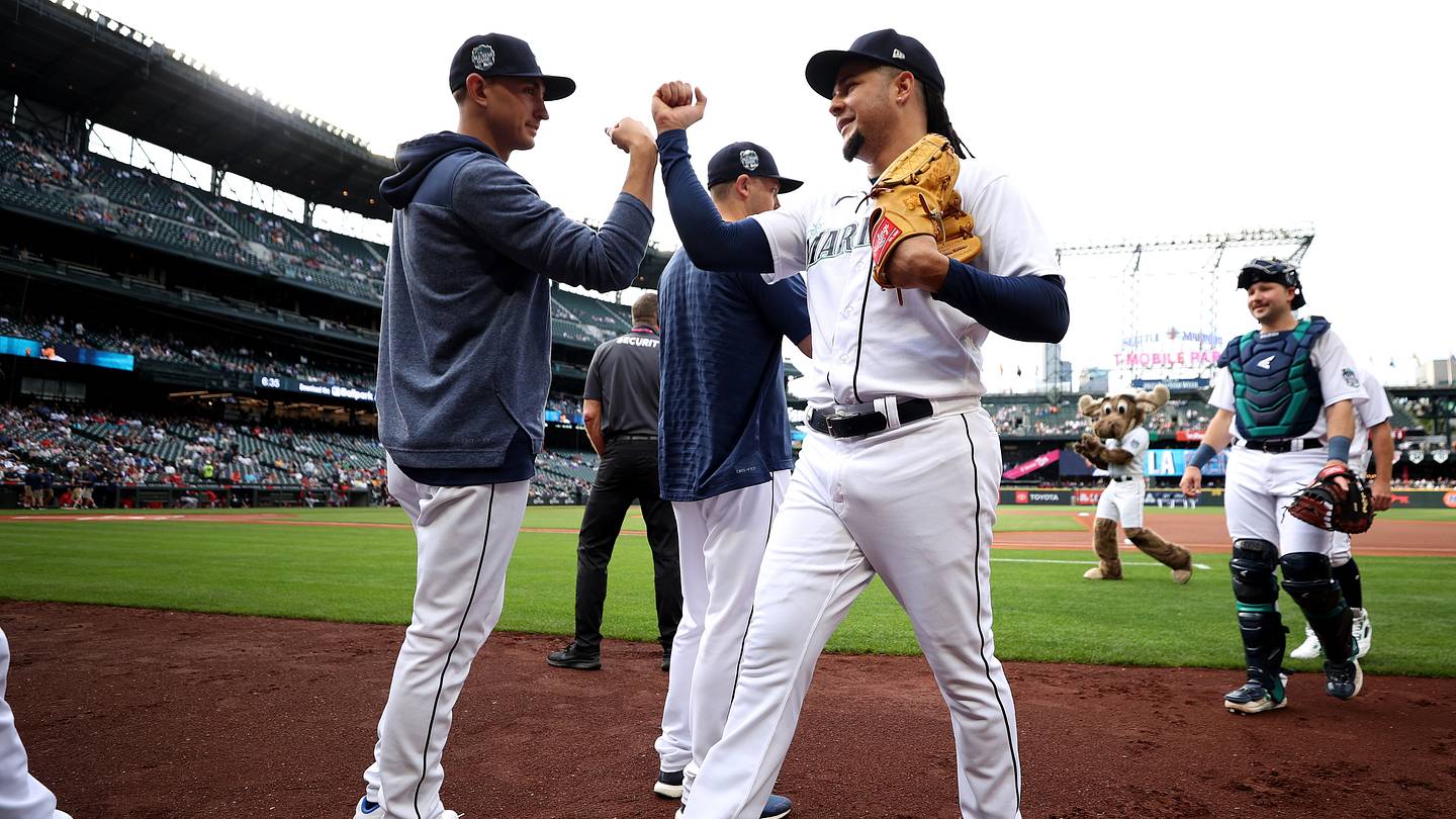 Mariners' Star Pitching Rotation Sparks Playoff Hopes