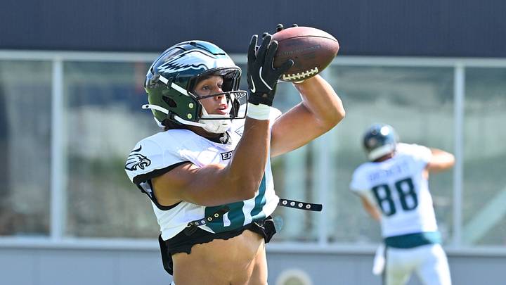 Aug 19, 2026; Foxborough, Massachusetts, USA; Philadelphia Eagles tight end Eli Stowers (87) makes a catch during training camp at Gillette Stadium. Aug 19, 2026; Foxborough, Massachusetts, USA; Philadelphia Eagles tight end Eli Stowers (87) makes a catch during training camp at Gillette Stadium.