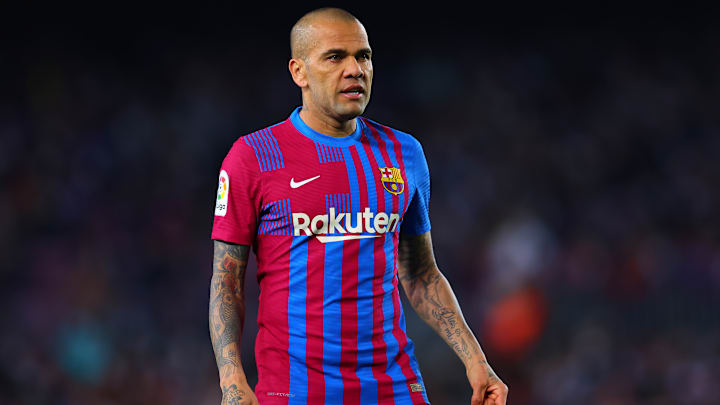 Alves jugará una temporada más en el FC Barcelona