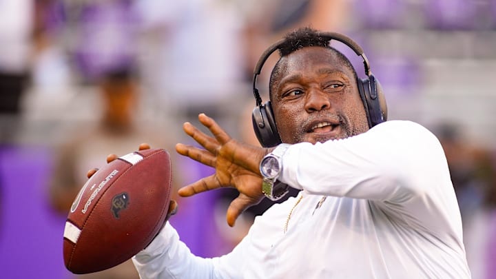 Oct 4, 2025; Fort Worth, Texas, USA; Colorado Buffaloes defensive pass rush coordinator Warren Sapp plays catch on the sidelines prior to a game between the TCU Horned Frogs and the Colorado Buffaloes at Amon G. Carter Stadium. Mandatory Credit: Raymond Carlin III-Imagn Images Oct 4, 2025; Fort Worth, Texas, USA; Colorado Buffaloes defensive pass rush coordinator Warren Sapp plays catch on the sidelines prior to a game between the TCU Horned Frogs and the Colorado Buffaloes at Amon G. Carter Stadium. Mandatory Credit: Raymond Carlin III-Imagn Images