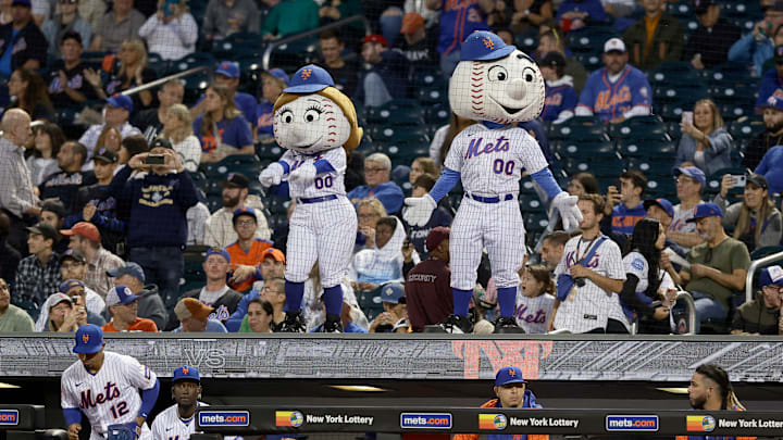 New York Mets fans and mascots