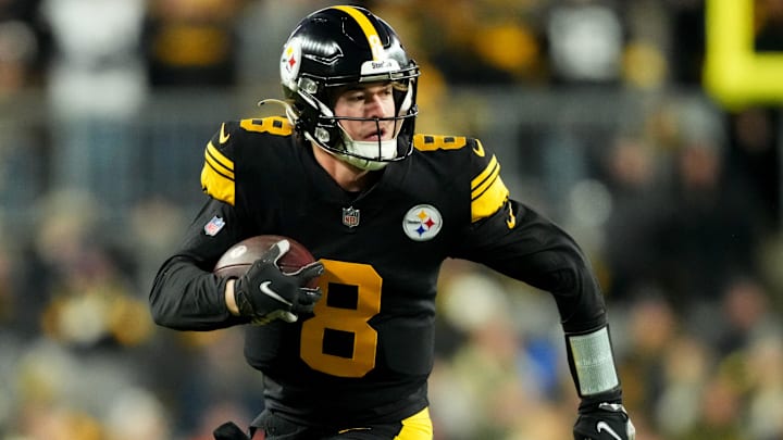 Pittsburgh Steelers quarterback Kenny Pickett (8) carries the ball n the second quarter. The rookie QB has 29 carries for 163 yards so far in 2022.