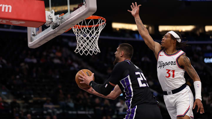 Oct 17, 2024; Inglewood, California, USA; Sacramento Kings center Alex Len (25) goes to the basket while defends by Los Angeles Clippers guard Elijah Harkless (31) during the third quarter of NBA preseason game at Intuit Dome. Mandatory Credit: Kiyoshi Mio-Imagn Images Oct 17, 2024; Inglewood, California, USA; Sacramento Kings center Alex Len (25) goes to the basket while defends by Los Angeles Clippers guard Elijah Harkless (31) during the third quarter of NBA preseason game at Intuit Dome. Mandatory Credit: Kiyoshi Mio-Imagn Images