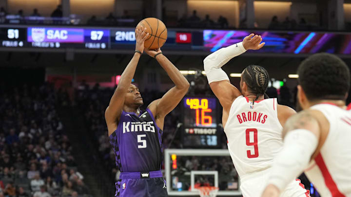 Mar 10, 2024; Sacramento, California, USA; Sacramento Kings guard De'Aaron Fox (5) shoots against Houston Rockets forward Dillon Brooks (9) during the second quarter at Golden 1 Center. Mandatory Credit: Darren Yamashita-Imagn Images