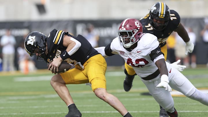 Oct 11, 2025; Columbia, Missouri, USA; Alabama Crimson Tide linebacker Yhonzae Pierre (42) goes after Missouri Tigers quarterback Beau Pribula (9) at Faurot Field at Memorial Stadium. Mandatory Credit: Reese Strickland-Imagn Images Oct 11, 2025; Columbia, Missouri, USA; Alabama Crimson Tide linebacker Yhonzae Pierre (42) goes after Missouri Tigers quarterback Beau Pribula (9) at Faurot Field at Memorial Stadium. Mandatory Credit: Reese Strickland-Imagn Images