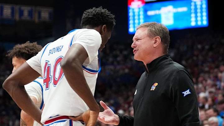 Jan 25, 2025; Lawrence, Kansas, USA; Kansas Jayhawks head coach Bill Self talks with forward Flory Bidunga (40) during a time out against the Houston Cougars during the first half at Allen Fieldhouse. Mandatory Credit: Denny Medley-Imagn Images Jan 25, 2025; Lawrence, Kansas, USA; Kansas Jayhawks head coach Bill Self talks with forward Flory Bidunga (40) during a time out against the Houston Cougars during the first half at Allen Fieldhouse. Mandatory Credit: Denny Medley-Imagn Images