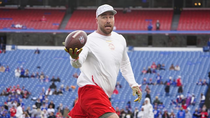 Chiefs tight end Kelce prior to the game against the Bills.