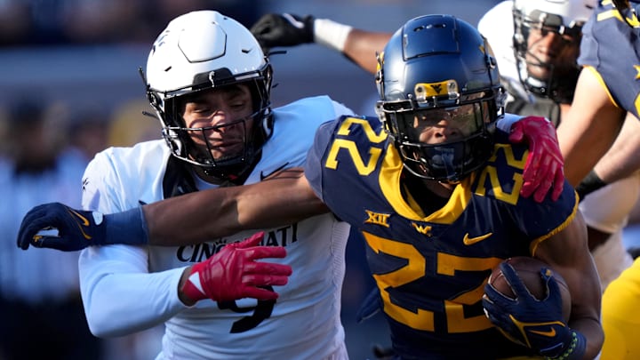 Nov 18, 2023; Morgantown, West Virginia, USA; Cincinnati Bearcats linebacker Daniel Grzesiak (9) Nov 18, 2023; Morgantown, West Virginia, USA; Cincinnati Bearcats linebacker Daniel Grzesiak (9)