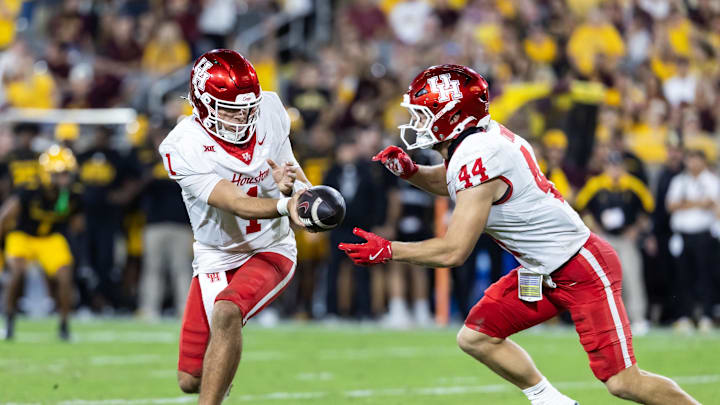 Tempe, Arizona, USA; Houston Cougars quarterback Conner Weigman (1) hands off the ball to running back Dean Connors (44) against the Arizona State Sun Devils at Mountain America Stadium. Tempe, Arizona, USA; Houston Cougars quarterback Conner Weigman (1) hands off the ball to running back Dean Connors (44) against the Arizona State Sun Devils at Mountain America Stadium.