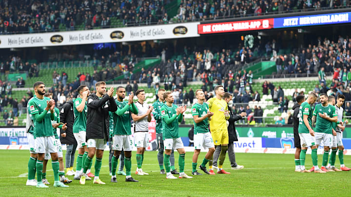 Die Werder-Spieler bedanken sich bei den Fans im Weserstadion