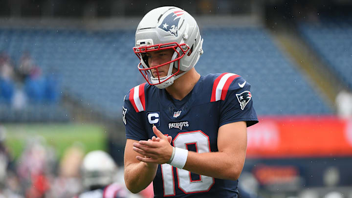 New England Patriots quarterback Drake Maye (10) practices before the game against the Las Vegas Raiders at Gillette Stadium. New England Patriots quarterback Drake Maye (10) practices before the game against the Las Vegas Raiders at Gillette Stadium.