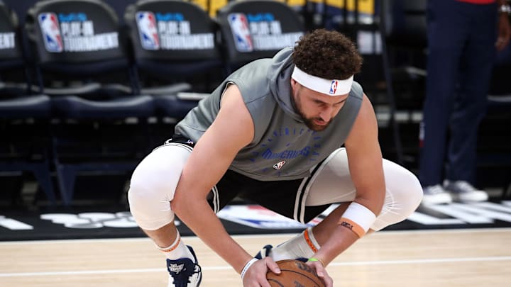 Apr 18, 2025; Memphis, Tennessee, USA; Dallas Mavericks guard Klay Thompson (31) stretches during warm ups prior to a game against the Memphis Grizzlies at FedExForum. Mandatory Credit: Petre Thomas-Imagn Images Apr 18, 2025; Memphis, Tennessee, USA; Dallas Mavericks guard Klay Thompson (31) stretches during warm ups prior to a game against the Memphis Grizzlies at FedExForum. Mandatory Credit: Petre Thomas-Imagn Images
