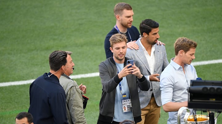 Per Mertesacker (hinten) und Sami Khedira (vor Mertesacker) sind Kandidaten für den Posten als DFB-Sportdirektor