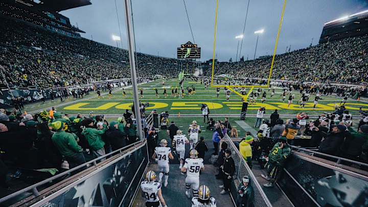 The Huskies head out for pregame warmups at Oregon in 2024.