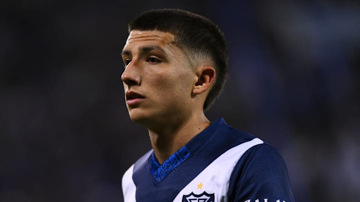 Thiago Fernandez in action against Estudiantes 