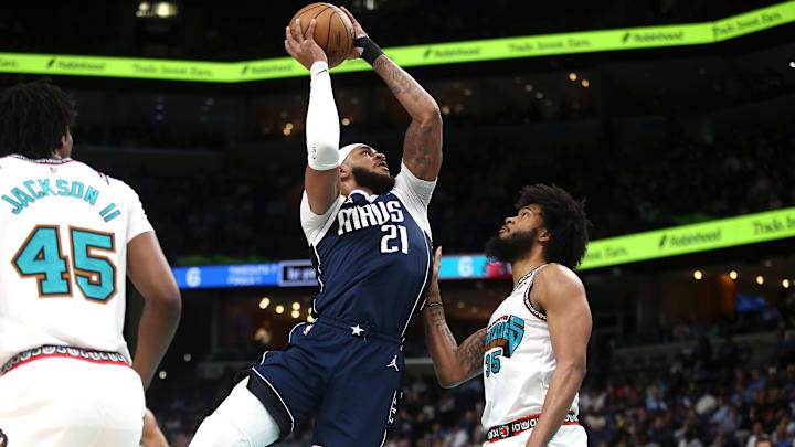 Dallas Mavericks center Daniel Gafford (21) drives to the basket as Memphis Grizzlies forward Marvin Bagley III.