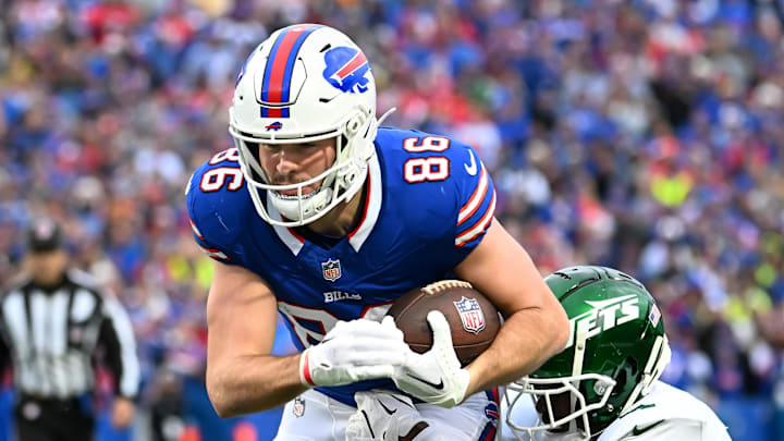Buffalo Bills tight end Dalton Kincaid (86) tries to break free from New York Jets cornerback D.J. Reed (4) after a catch in the first quarter at Highmark Stadium. 