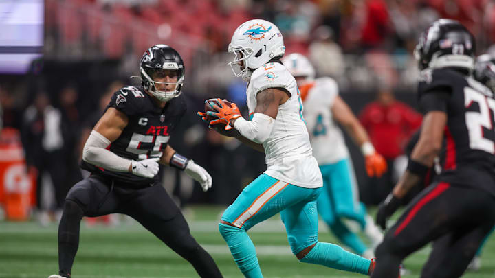 Miami Dolphins wide receiver Jaylen Waddle (17) catches a pass against the Atlanta Falcons in the fourth quarter at Mercedes-Benz Stadium. Miami Dolphins wide receiver Jaylen Waddle (17) catches a pass against the Atlanta Falcons in the fourth quarter at Mercedes-Benz Stadium.