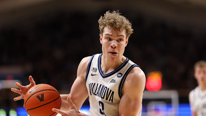  Villanova Wildcats forward Matt Hodge (33) 