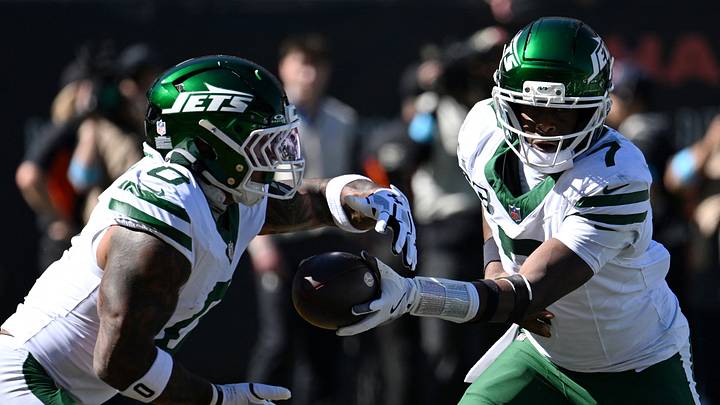 New York Jets quarterback Geno Smith hands the ball off to running back Braelon Allen New York Jets quarterback Geno Smith hands the ball off to running back Braelon Allen