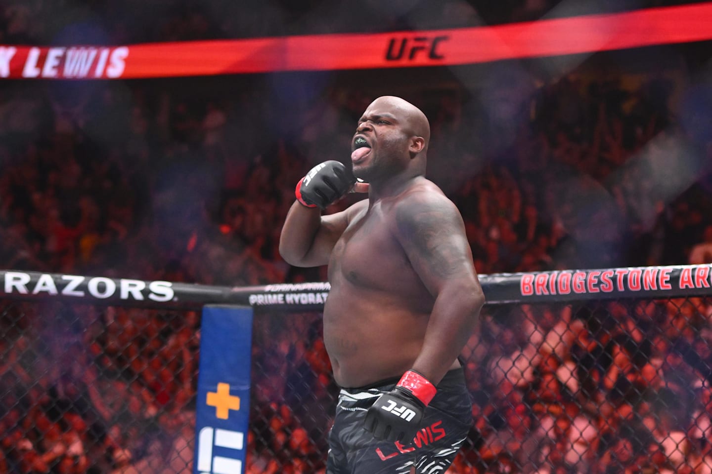 Derrick Lewis (sarung tangan merah) melawan Tallison Teixeira (sarung tangan biru) dalam pertarungan kelas berat di UFC Fight Night.