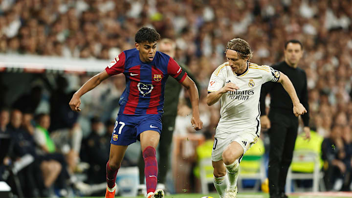 Lamine Yamal (left) and Luka Modrić (right) during the last El Clásico at the Santiago Bernabéu