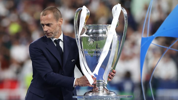 Aleksander Čeferin con el trofeo de la UEFA Champions League Aleksander Čeferin con el trofeo de la UEFA Champions League