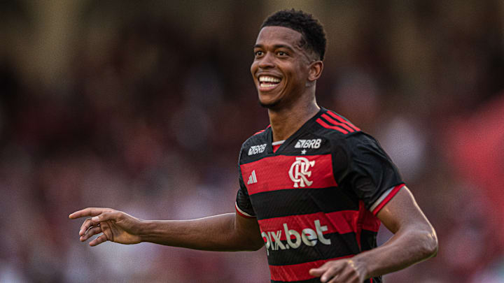 Carlinhos foi o melhor em campo na vitória goleada do Flamengo sobre o Bangu Carlinhos foi o melhor em campo na vitória goleada do Flamengo sobre o Bangu