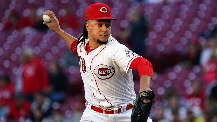 Cincinnati Reds starting pitcher Luis Castillo (58) delivers in the first inning.