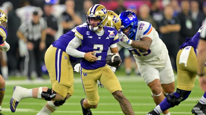 Washington Huskies quarterback Demond Williams Jr. (2) in the first half of the LA Bowl against the Boise State Broncos at SoFi Stadium. Washington Huskies quarterback Demond Williams Jr. (2) in the first half of the LA Bowl against the Boise State Broncos at SoFi Stadium.
