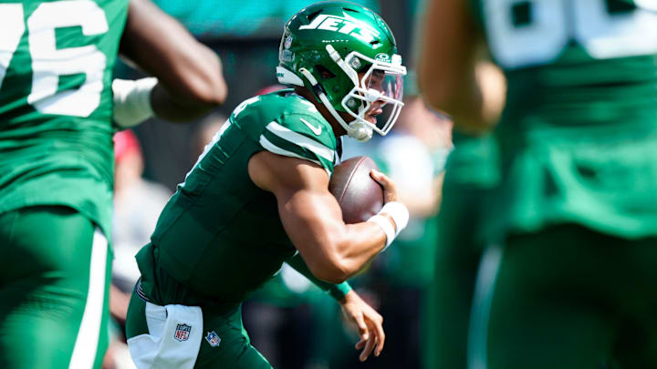 New York Jets quarterback Justin Fields (7) runs with the ball in the first quarter, Sunday, September 14, 2025, in East Rutherford.