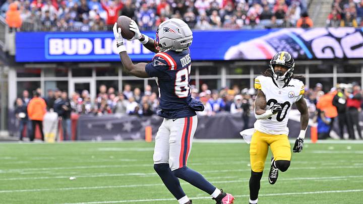 New England Patriots wide receiver Romeo Doubs (87) makes a catch against the Pittsburgh Steelers at Gillette Stadium. 