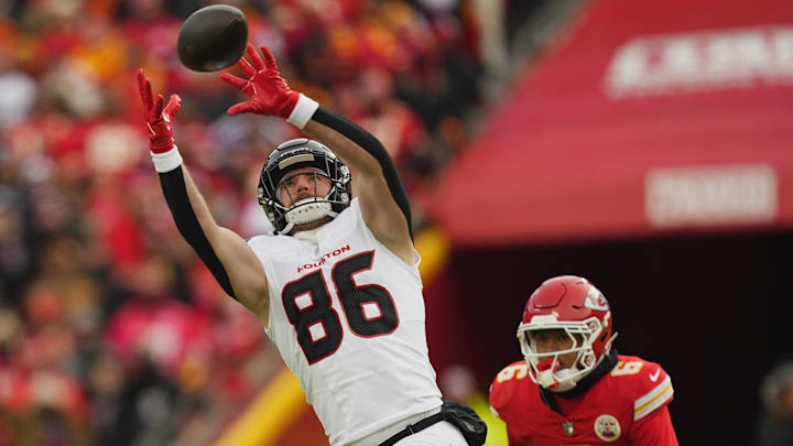 Houston Texans tight end Dalton Schultz (86) reaches for a pass against Kansas City Chiefs safety Bryan Cook (6) during the second quarter of a 2025 AFC divisional round game at GEHA Field at Arrowhead Stadium. Houston Texans tight end Dalton Schultz (86) reaches for a pass against Kansas City Chiefs safety Bryan Cook (6) during the second quarter of a 2025 AFC divisional round game at GEHA Field at Arrowhead Stadium.