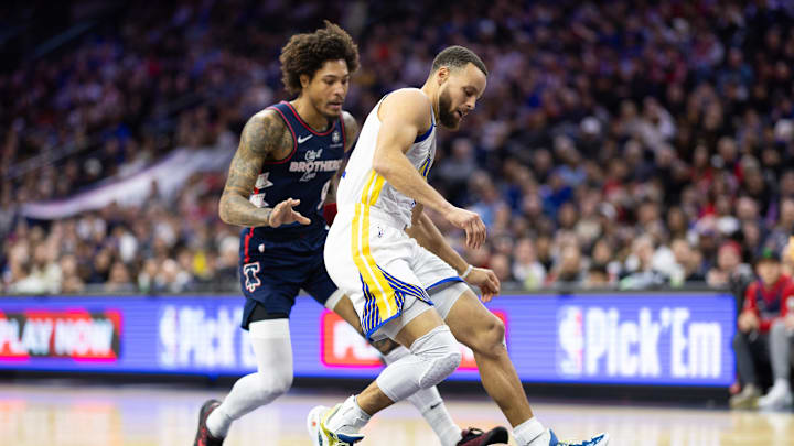 Feb 7, 2024; Philadelphia, Pennsylvania, USA; Golden State Warriors guard Stephen Curry (30) and Philadelphia 76ers guard Kelly Oubre Jr. (9) chase a loose ball during the second quarter at Wells Fargo Center. Mandatory Credit: Bill Streicher-Imagn Images Feb 7, 2024; Philadelphia, Pennsylvania, USA; Golden State Warriors guard Stephen Curry (30) and Philadelphia 76ers guard Kelly Oubre Jr. (9) chase a loose ball during the second quarter at Wells Fargo Center. Mandatory Credit: Bill Streicher-Imagn Images