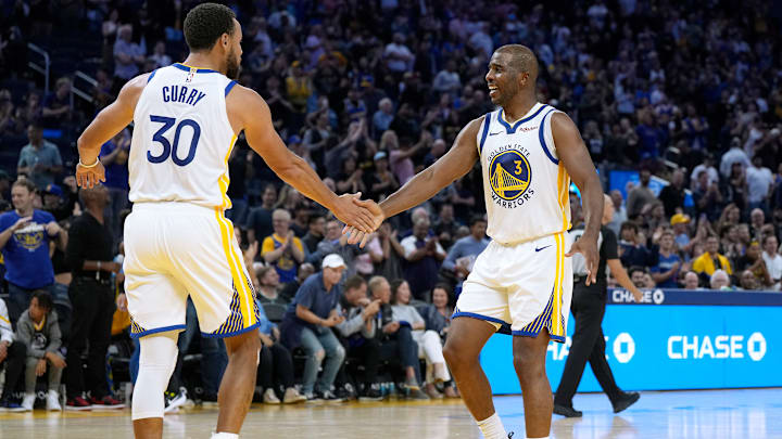 Stephen Curry y Chris Paul formaron parte del quinteto titular de los Warriors la noche del martes ante los Suns