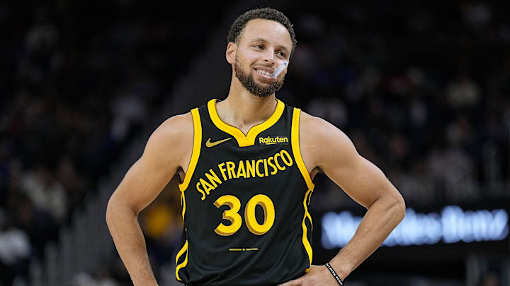 Stephen Curry tiene molestias en la rodilla 