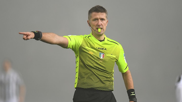 L'arbitro Orsato con la divisa LEGEA