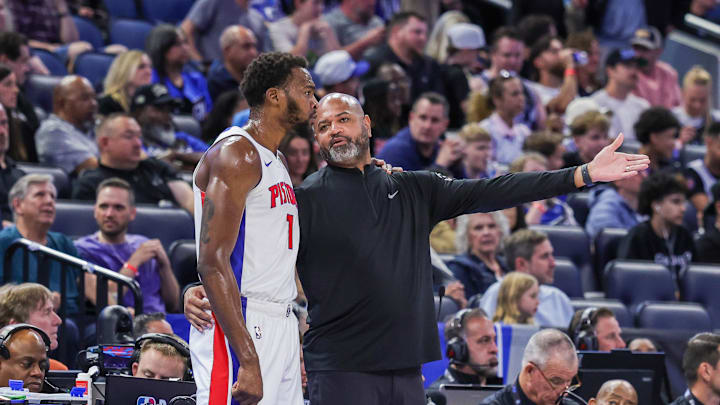 Apr 6, 2026; Orlando, Florida, USA; Detroit Pistons head coach J.B. Bickerstaff talks with forward Paul Reed (7) during the first quarter against the Orlando Magic at Kia Center. Mandatory Credit: Mike Watters-Imagn Images