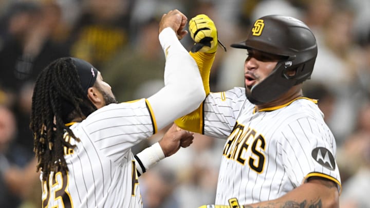 Sánchez celebró su jonrón con Fernando Tatís Jr. 