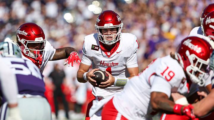 Houston QB Conner Weigman fakes a handoff during the first quarter against Kansas State in Week 6.  Mandatory Credit: Scott Sewell-Imagn Images