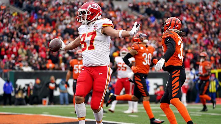 Kansas City Chiefs tight end Travis Kelce (87) celebrates a touchdown catch in the first quarter against the Cincinnati Bengals, Sunday, Jan. 2, 2022, at Paul Brown Stadium.
