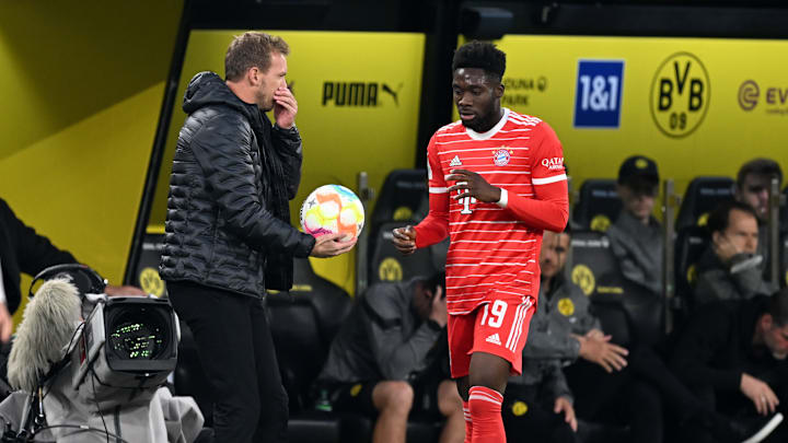 Kann wieder auf Alphonso Davies (r.) zurückgreifen: Julian Nagelsmann