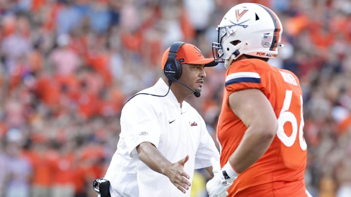 Aug 30, 2025; Charlottesville, Virginia, USA; Virginia Cavaliers head coach Tony Elliott (center) celebrates with players after a touchdown against the Coastal Carolina Chanticleers during the second quarter at Scott Stadium. Mandatory Credit: Amber Searls-Imagn Images Aug 30, 2025; Charlottesville, Virginia, USA; Virginia Cavaliers head coach Tony Elliott (center) celebrates with players after a touchdown against the Coastal Carolina Chanticleers during the second quarter at Scott Stadium. Mandatory Credit: Amber Searls-Imagn Images