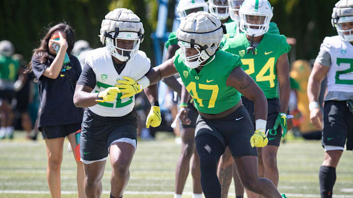 Oregon running back Ellis Bynum, left, and inside linebacker Elijah Williams work out with the Ducks during practice Friday, Aug. 18, 2023, in Eugene, Ore.