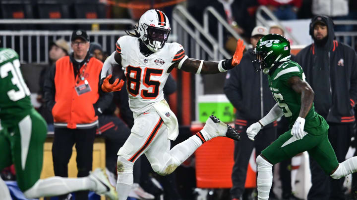 Dec 28, 2023; Cleveland, Ohio, USA; Cleveland Browns tight end David Njoku (85) runs with the ball after a catch against the New York Jets during the first half at Cleveland Browns Stadium. Mandatory Credit: Ken Blaze-USA TODAY Sports Dec 28, 2023; Cleveland, Ohio, USA; Cleveland Browns tight end David Njoku (85) runs with the ball after a catch against the New York Jets during the first half at Cleveland Browns Stadium. Mandatory Credit: Ken Blaze-USA TODAY Sports